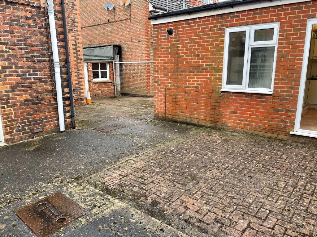 Lot: 156 - RETAIL UNIT AND WORKSHOP WITH GARAGE AND TWO FLATS - Central Courtyard with access to garage and kitchen